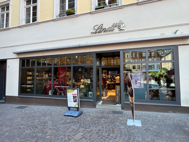 Linke Gebäudenhälfte wurde von uns erneuert, vorhandene Kastenfenster,Ug Wert ca.4,0, sind Isolierglasfenster mit einem Ug Wert von 1,3 W/m²K eingebaut.