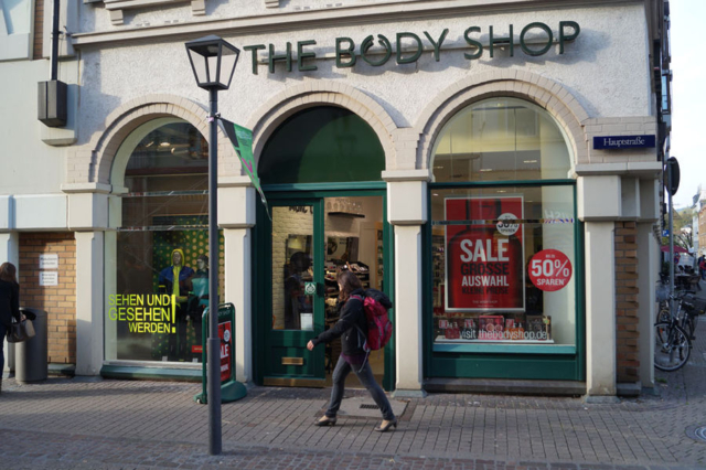 Erneuerung des Ladeneingangs, moderne Türtechnik, die den reibungslosen Zugang in den Laden ermöglichst und ebenso in den Pausen und Abend den ausreichenden Schutz bietet.