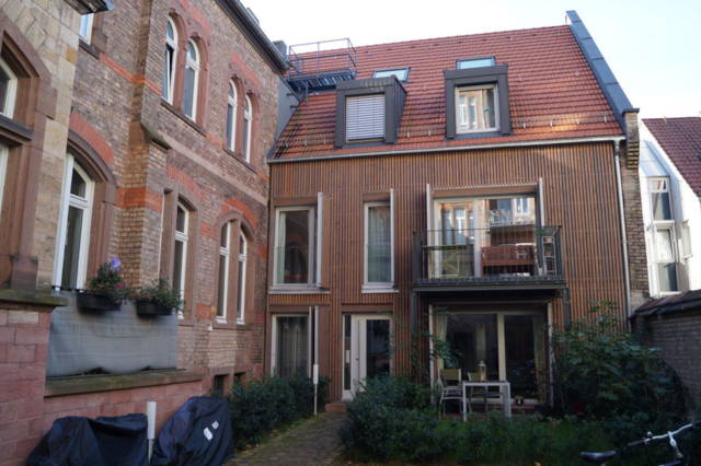 Hinterhaus Neubau, hochmoderne Fenstertechnik, in Symbiose mit der historischen Fassade auf der linken Seite.